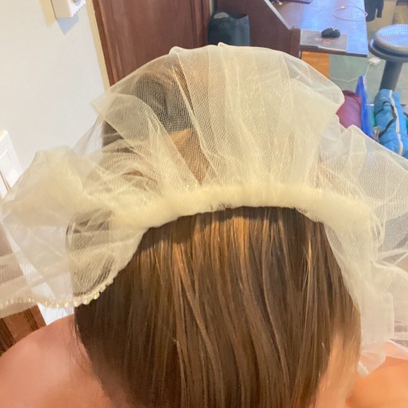 Rhinestone Fingertip Veil - Picture 10 of 10